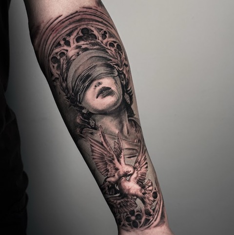 Bu galeride Mesut Ayvaz’ın Eskişehir’de gerçekleştirdiği realistik dövme, black grey ve özel tasarım tattoo çalışmalarını inceleyebilirsiniz. Her dövme kişiye özel olarak tasarlanır ve profesyonel ekipmanlarla uygulanır.
