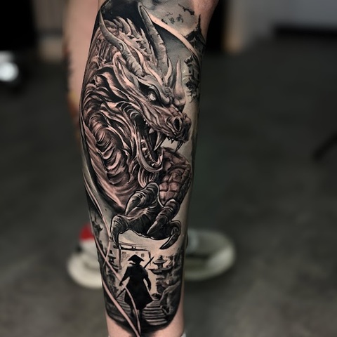 Bu galeride Mesut Ayvaz’ın Eskişehir’de gerçekleştirdiği realistik dövme, black grey ve özel tasarım tattoo çalışmalarını inceleyebilirsiniz. Her dövme kişiye özel olarak tasarlanır ve profesyonel ekipmanlarla uygulanır.
